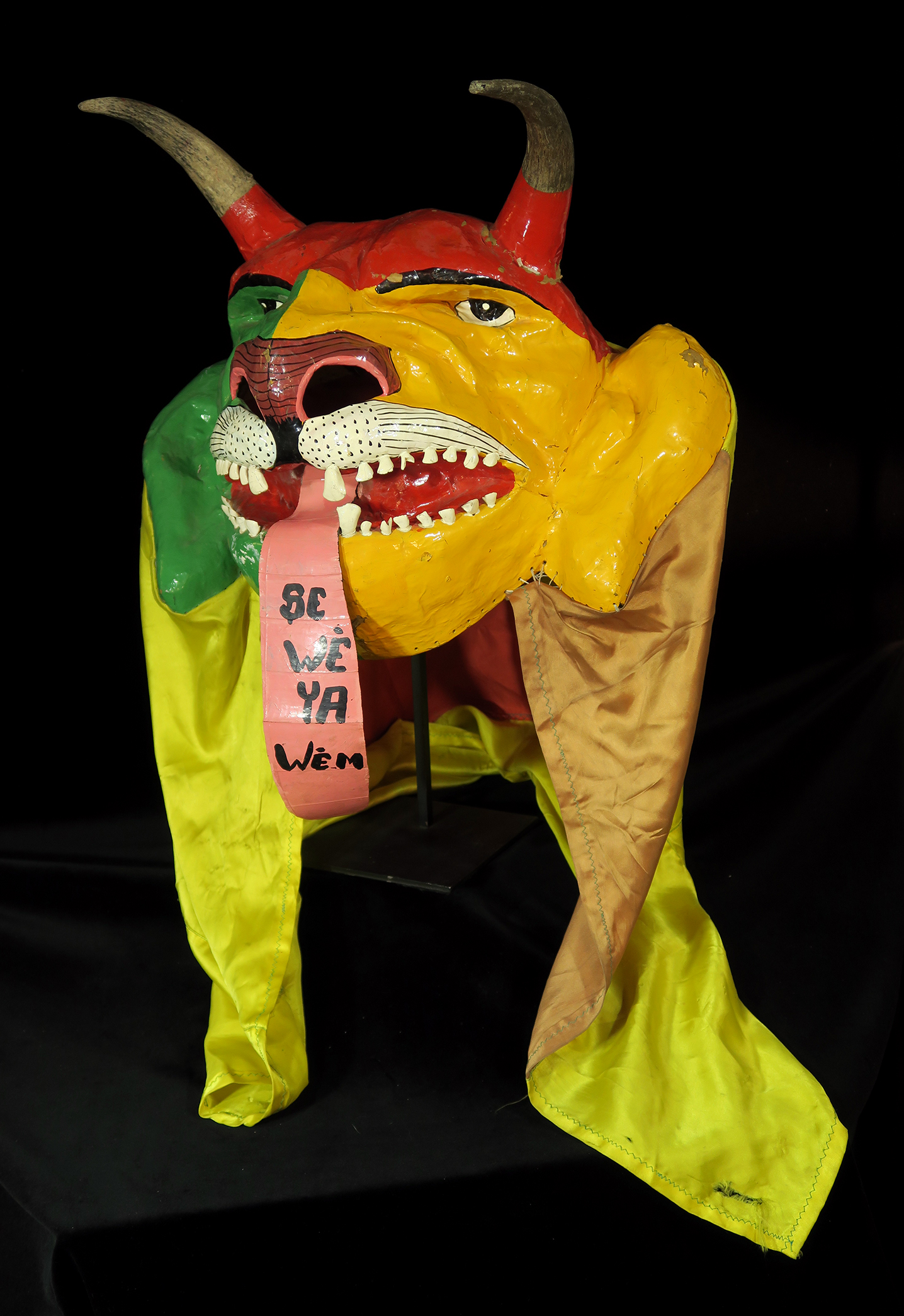 “Se wè ya wèm” Diable mask