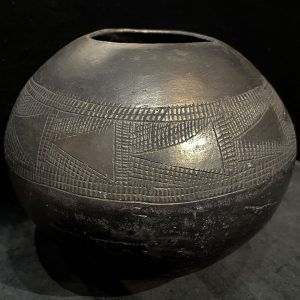 Zulu Beer Pot with sgraffito decoration