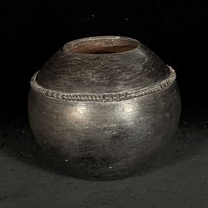 Ukhamba - small Zulu pot by Nesta Nala