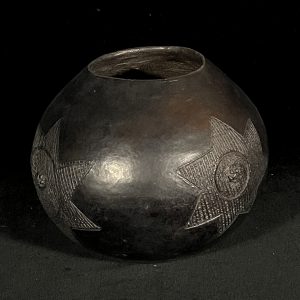 Ukhamba - small Zulu pot by Thembi Nala
